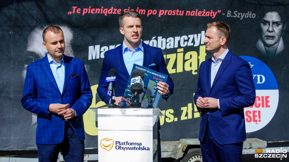 Na czarnych bilbordach jest m.in. minister gospodarki morskiej Marek Gróbarczyk, który otrzymał 65 tysięcy złotych nagrody, a także zastępca prezydenta Szczecina Krzysztof Soska, który otrzymał 36 tysięcy złotych. Fot. Olaf Nowicki [Radio Szczecin]