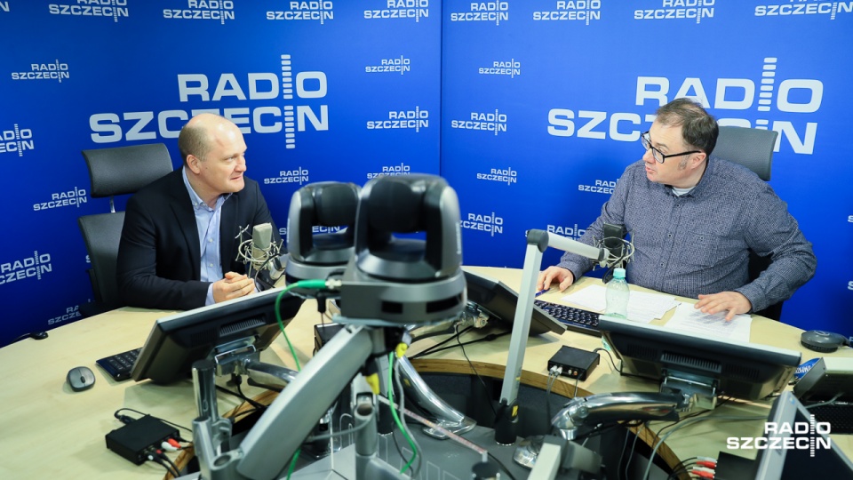 Piotr Krzystek w "Rozmowach pod krawatem". Fot. Robert Stachnik [Radio Szczecin]