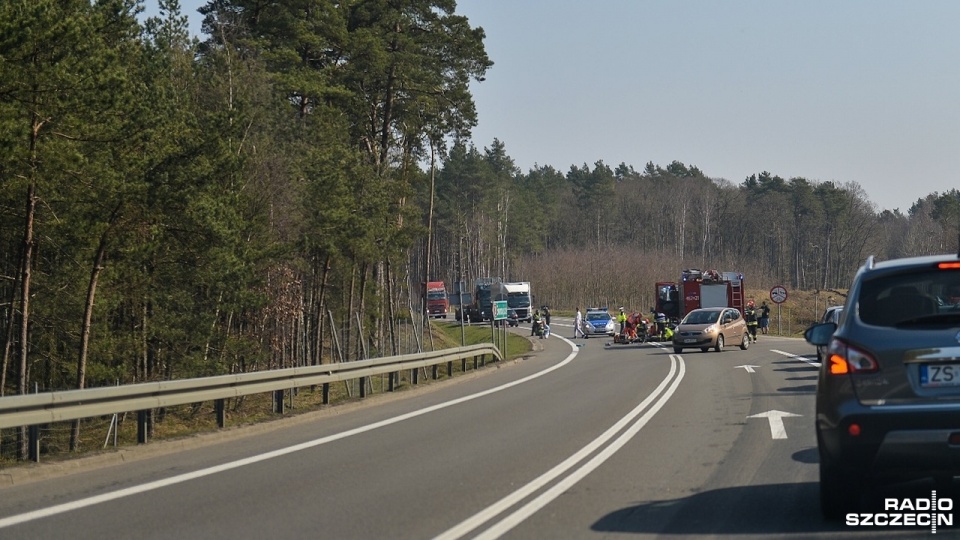 Potrącenie rowerzysty na drodze krajowej nr 3 na wysokości Dargobądza. Fot. Łukasz Szełemej [Radio Szczecin]