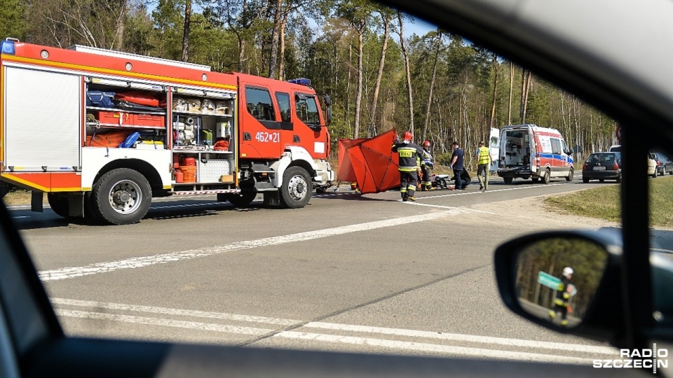 Potrącenie rowerzysty na drodze krajowej nr 3 na wysokości Dargobądza. Fot. Łukasz Szełemej [Radio Szczecin]