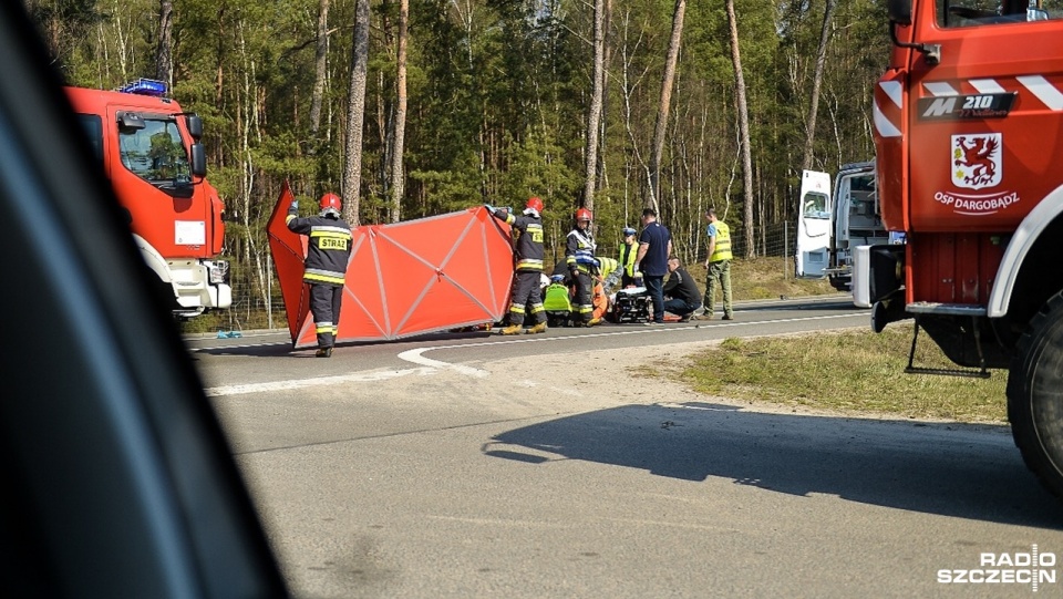 Potrącenie rowerzysty na drodze krajowej nr 3 na wysokości Dargobądza. Fot. Łukasz Szełemej [Radio Szczecin]