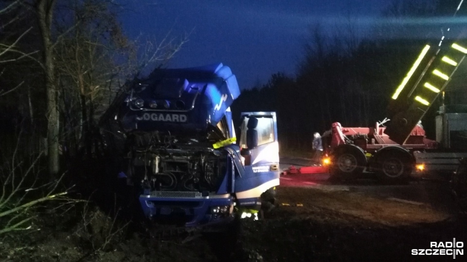 Ciężarówka wjechała do rowu na drodze krajowej nr 6, w miejscowości Krzywopłoty. Fot. Adam Wójcik [Radio Szczecin]