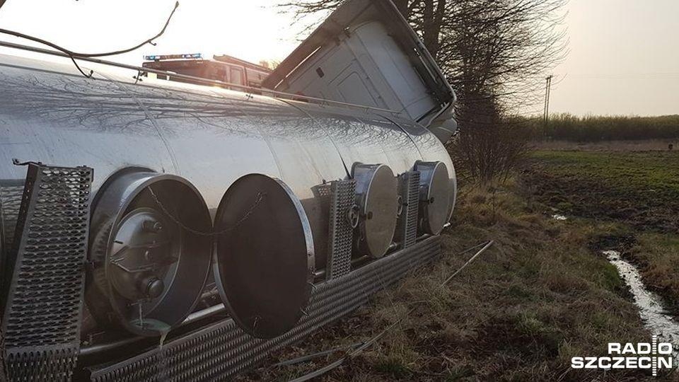 W Redlinie na wojewódzkiej drodze 163 w pobliżu Karlina kierowca cysterny nie zapanował nad swoim samochodem zjechał w drogi i zatrzymał się na pobliskim drzewie. Fot. Adam Wójcik [Fot. Radio Szczecin]