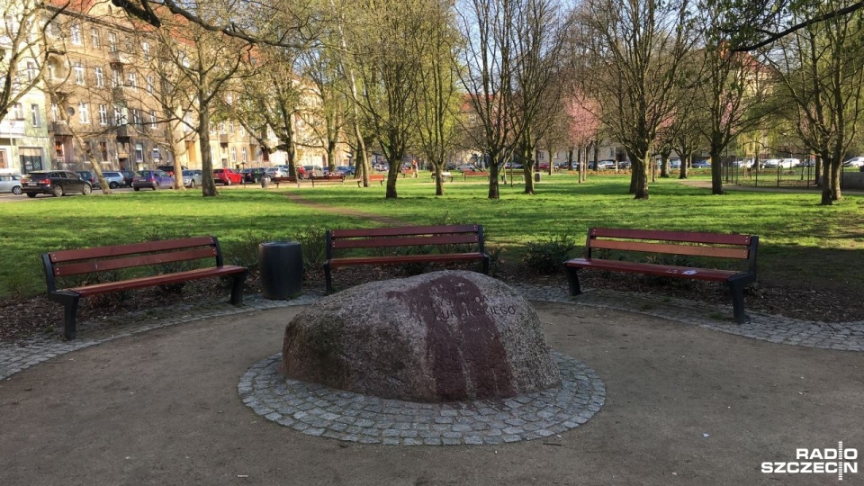 Monument generała Ryszarda Kuklińskiego znów zniszczony. Ktoś oblał go brązową farbą. Fot. Kamil Nieradka [Radio Szczecin]