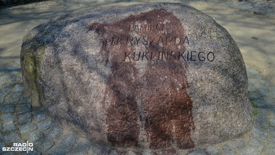 Monument generała Ryszarda Kuklińskiego znów zniszczony. Ktoś oblał go brązową farbą. Fot. Łukasz Szełemej [Radio Szczecin]