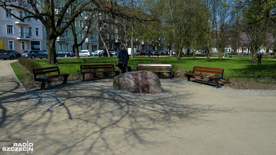 Monument generała Ryszarda Kuklińskiego znów zniszczony. Ktoś oblał go brązową farbą. Fot. Łukasz Szełemej [Radio Szczecin]