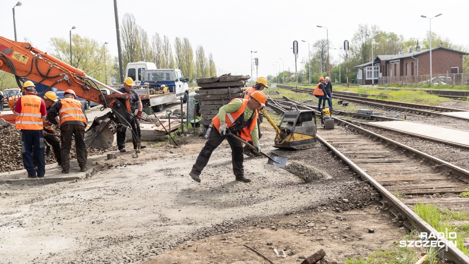 Dobiega końca remont przejazdu kolejowo-drogowego w podszczecińskim Stobnie. Fot. Robert Stachnik [Radio Szczecin]