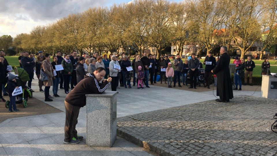Około 100 osób modliło się pod pomnikiem Jana Pawła II na Jasnych Błoniach w intencji małego Alfiego Evansa. Fot. Radosław Jaczmiński [Radio Szczecin]