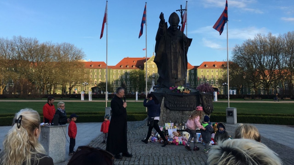 Około 100 osób modliło się pod pomnikiem Jana Pawła II na Jasnych Błoniach w intencji małego Alfiego Evansa. Fot. Radosław Jaczmiński [Radio Szczecin]