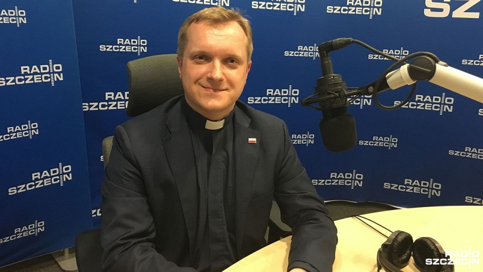 Ks. Mariusz Sokołowski nagrywa rozmowy z 10 osobami, które w ponad 100 minut opowiadają o swoim życiu poza Polską, patriotyzmie i przynależności do ojczyzny. Fot. Piotr Kołodziejski [Radio Szczecin]