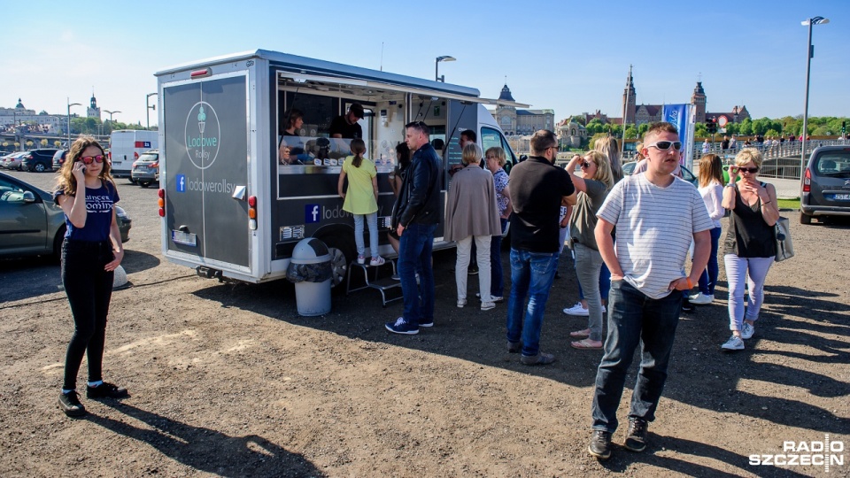 Aleja food trucków na Łasztowni. Fot. Olaf Nowicki [Radio Szczecin]