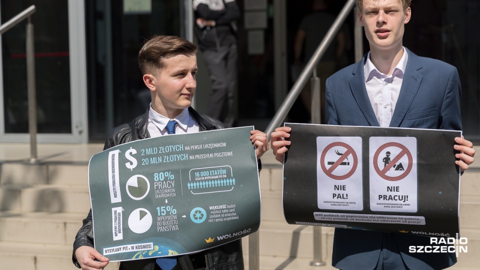 Happening partii Wolność przed Urzędem Skarbowym w Szczecinie. Fot. Robert Stachnik [Radio Szczecin]