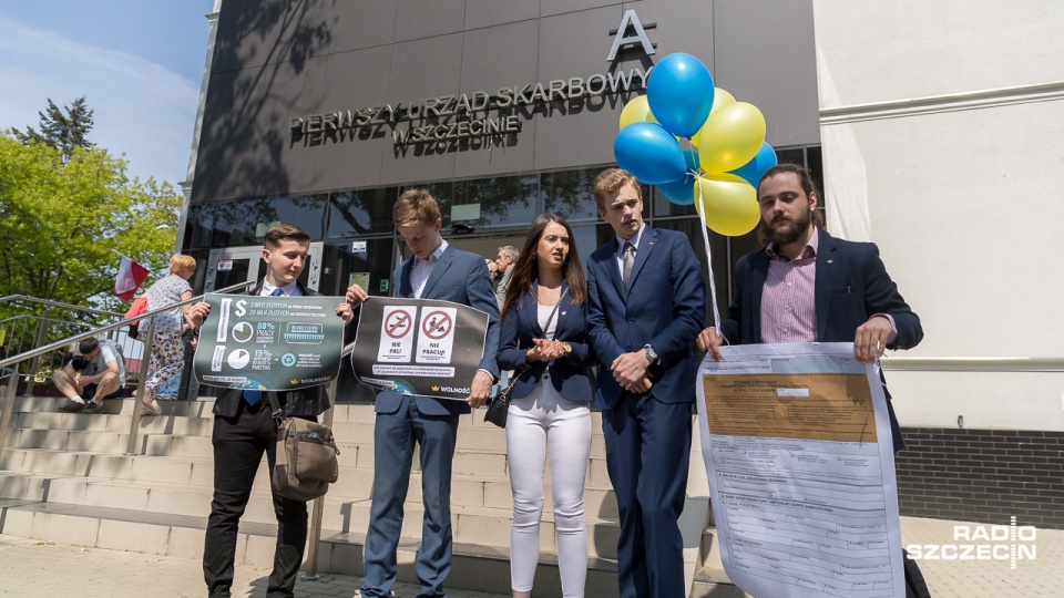 Happening partii Wolność przed Urzędem Skarbowym w Szczecinie. Fot. Robert Stachnik [Radio Szczecin]