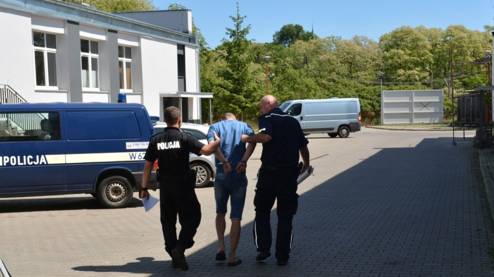 Osiem lat więzienia grozi mieszkańcowi Polic, który na jednym z portali społecznościowych napisał, że podłoży bombę. Fot. KPP w Policach.