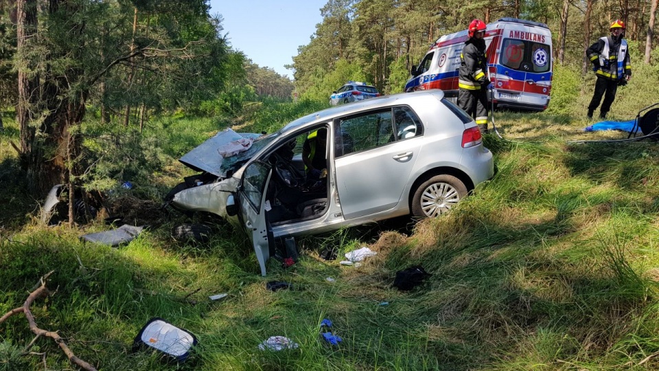 Dwie osoby są ciężko ranne, po wypadku były zakleszczone w samochodzie, by je uwolnić strażacy użyli nożyc hydraulicznych. Fot. Sławomir Ryfczyński www.iswinoujscie.pl