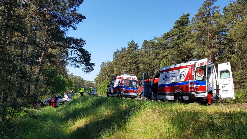 Dwie osoby są ciężko ranne, po wypadku były zakleszczone w samochodzie, by je uwolnić strażacy użyli nożyc hydraulicznych. Fot. Sławomir Ryfczyński www.iswinoujscie.pl