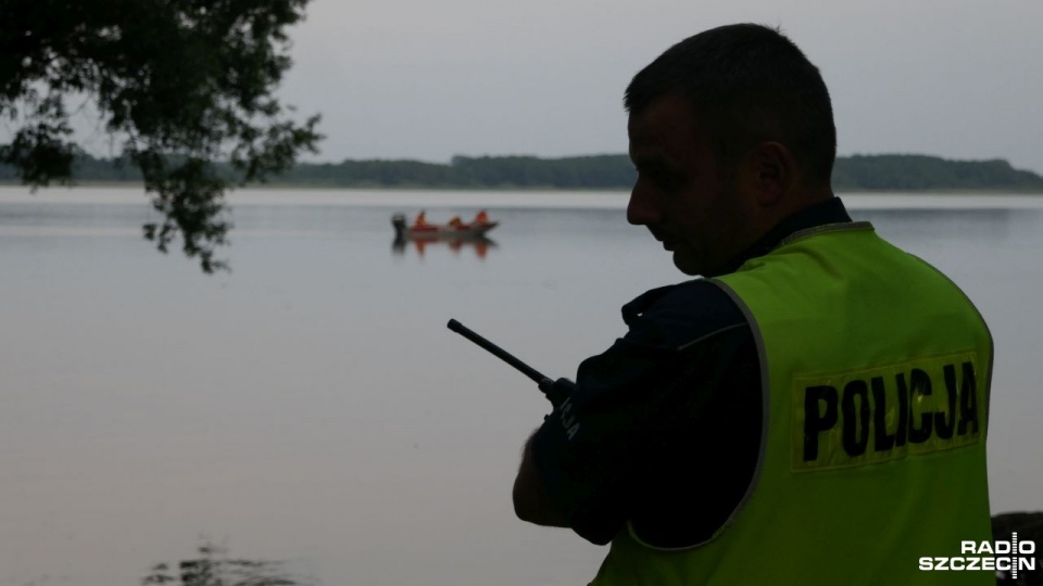 Po trzech godzinach bezowocnych poszukiwań akcję przerwano. Zostanie ona podjęta w poniedziałek rano. Fot. Maciej Papke [Radio Szczecin]