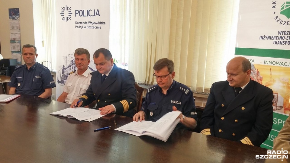 Poprawa bezpieczeństwa na szczecińskich ulicach to główny cel podpisanego w poniedziałek porozumienia między szczecińską Akademią Morską a policjantami z Komendy Wojewódzkiej w Szczecinie. Fot. Marek Borowiec [Radio Szczecin]