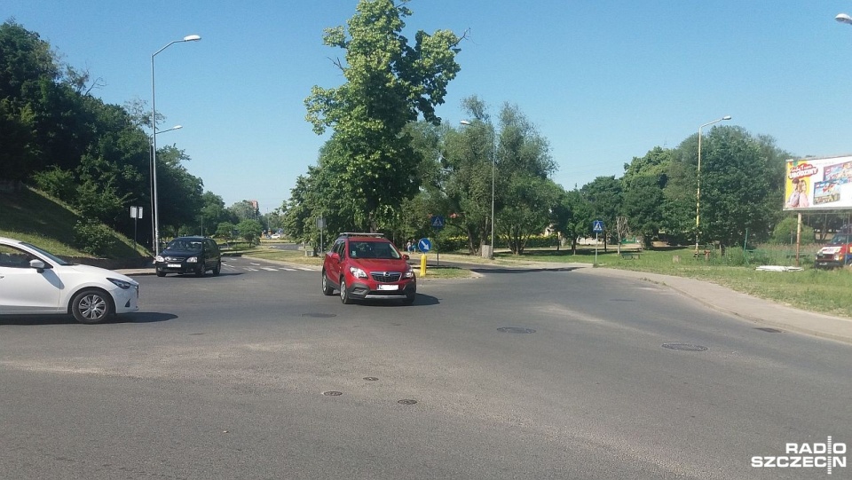Trudne do przejechania skrzyżowanie ulic Chłopskiej, Swojskiej i Kolorowych Domów na szczecińskim Prawobrzeżu do przebudowy. Fot. ZDiTM