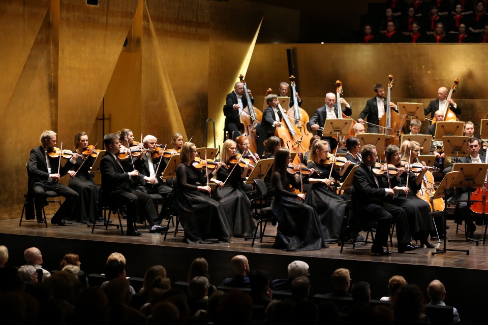 Muzycy filharmonii imienia Mieczysława Karłowicza w Szczecinie na zakończenie sezonu 2017/2018 wykonali jedno z najpopularniejszych dzieł muzyki symfonicznej. Fot. Materiały Filharmonii
