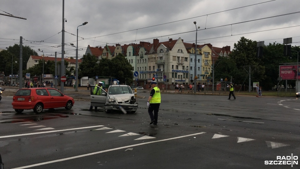 Karetka pogotowia ratunkowego na sygnale i dwa samochody osobowe zderzyły się na ulicy Wyszyńskiego przy Moście Długim w Szczecinie. Fot. Dawid Siwek [Radio Szczecin]