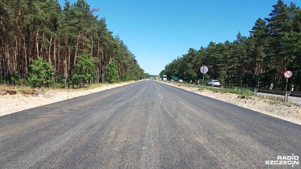 A6 - Do wykonania pozostaje niemal cały 3-kilometrowy odcinek asfaltu i zamontowanie elementów przejścia dla zwierząt. Fot. Marek Borowiec [Radio Szczecin]