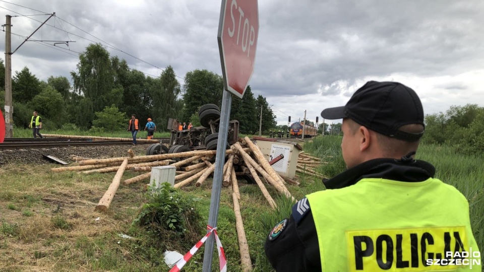 Wypadek w Radziszewie. Ciężarówka przewożąca drewno zderzyła się z pociągiem. Fot. Robert Stachnik [Radio Szczecin]
