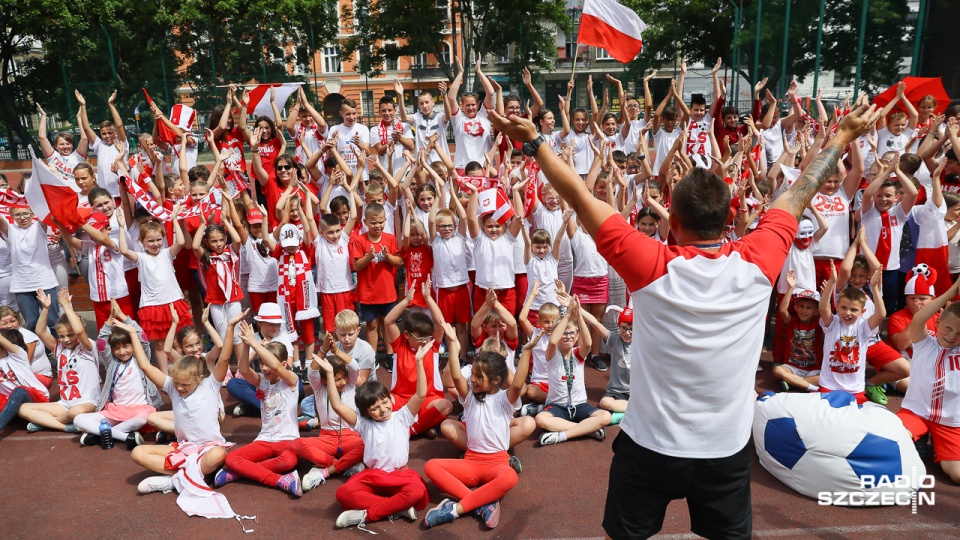 We wtorek pomiędzy lekcjami ponad 200 osób - uczniów i nauczycieli ze Szkoły Podstawowej nr 1 w Szczecinie - wyszło na szkolne boisko, by wspólnie przesłać naszym piłkarzom pozytywne emocje przed meczem z Senegalem. Fot. Robert Stachnik [Radio Szczecin]