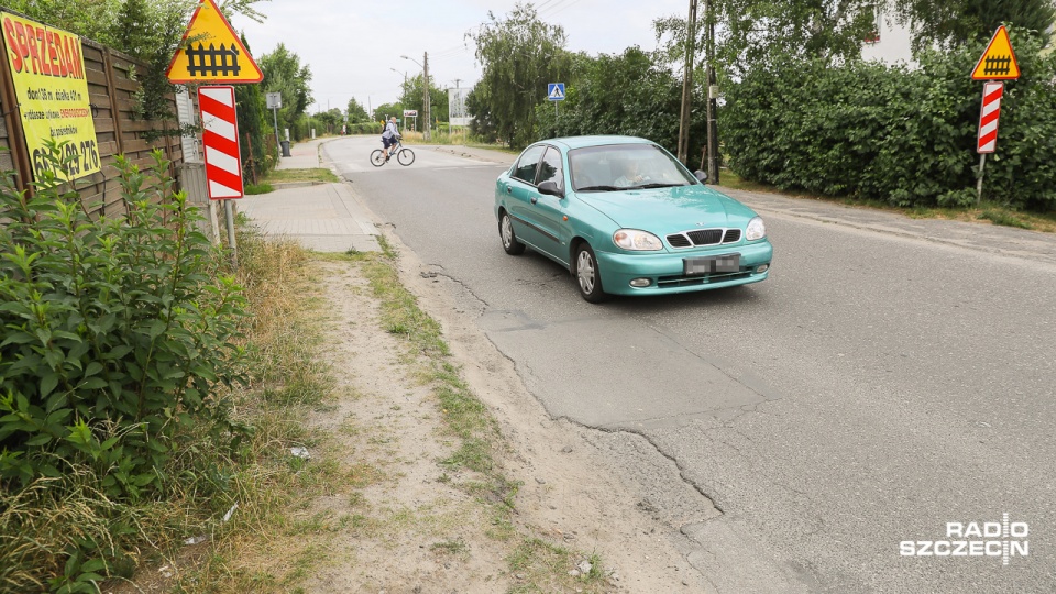 Droga powiatowa z Przecławia do Warzymic doczeka się gruntownego remontu. Fot. Robert Stachnik [Radio Szczecin]