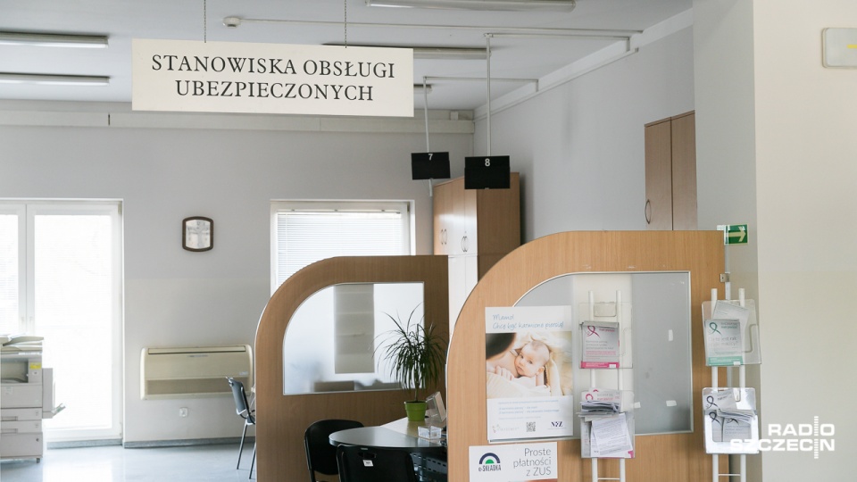 Specjalne stanowiska w siedzibie NFZ-u w Szczecinie będą czynne w godz 10-16. Fot. Robert Stachnik [Radio Szczecin]