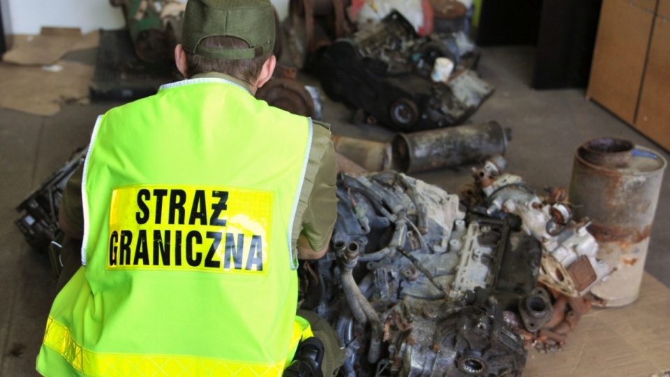 Dwie tony zużytych części samochodowych, zakwalifikowanych jako odpady niebezpieczne, próbował przewieźć ze Szwecji do Polski kierowca ciężarówki. Fot. MOSG, źródło: www.morski.strazgraniczna.pl