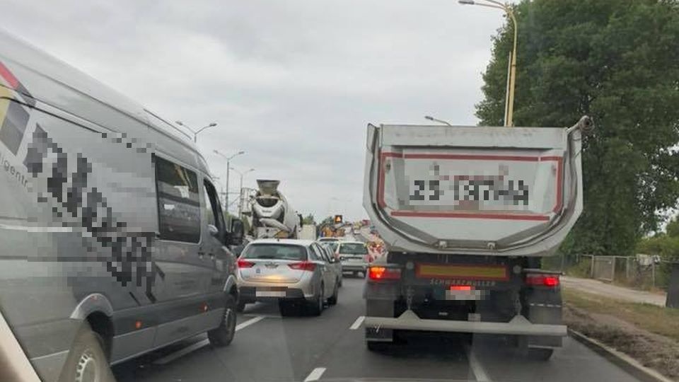 Korek utworzył się od Basenu Górniczego, a podróż do centrum miasta może zająć nawet 30 minut. źródło: Facebook/Grupa Susza!Szczecin, Kuba Mańkowski