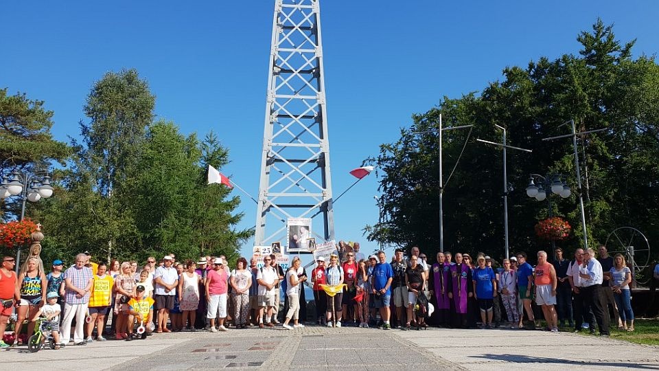 Ponad 80 osób wyruszyło w środę rano sprzed krzyża w nadmorskim Pustkowie do Częstochowy. Fot. Archiwum prywatne