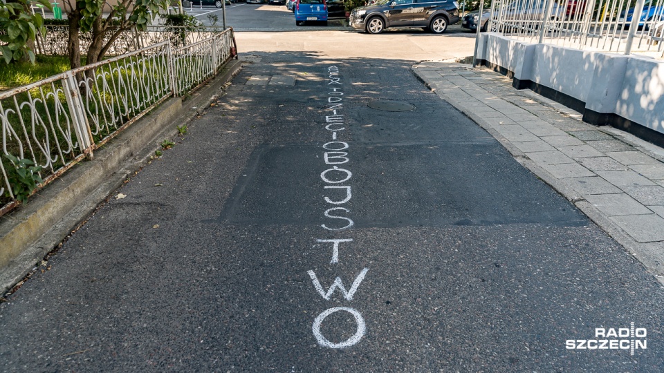 Wcześniej napis zobaczyć można było na ścieżkach rowerowych, m.in. przy ul. Ku Słońcu czy przed centrum handlowym Turzyn. Nie wiemy kto stoi za rozpowszechnianiem hasła. Fot. Robert Stachnik [Radio Szczecin]