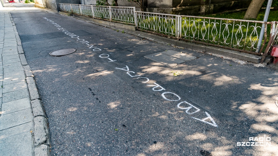 Wcześniej napis zobaczyć można było na ścieżkach rowerowych, m.in. przy ul. Ku Słońcu czy przed centrum handlowym Turzyn. Nie wiemy kto stoi za rozpowszechnianiem hasła. Fot. Robert Stachnik [Radio Szczecin]