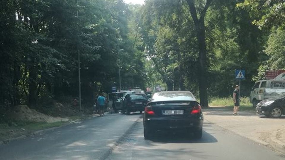 Na Batalionów Chłopskich w Szczecinie zderzyły się dwa samochody osobowe. Fot. Rafał Fruwak. Facebook/Grupa Susza!Szczecin
