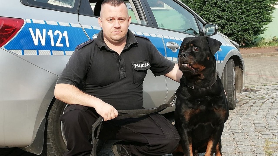 Młodszy aspirant Rafał Kunecki i jego jego podopieczny - Imur. źródło: KWP Szczecin