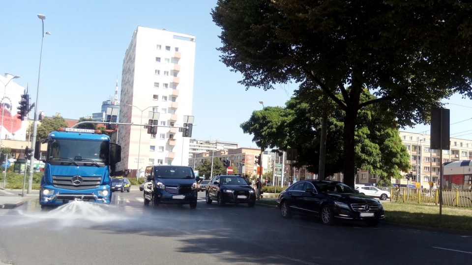 Polewaczki Remondisu, a także jedna ZWiK-u będą pracować m.in. w rejonie Bramy Portowej, placów: Rodła, Grunwaldzkiego, Szarych Szeregów i Hołdu Pruskiego. Usługę zlecił Zarząd Dróg i Transportu Miejskiego. źródło: ZDiTM
