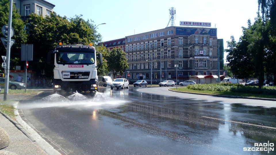 Polewaczki Remondisu, a także jedna ZWiK-u będą pracować m.in. w rejonie Bramy Portowej, placów: Rodła, Grunwaldzkiego, Szarych Szeregów i Hołdu Pruskiego. Usługę zlecił Zarząd Dróg i Transportu Miejskiego. Fot. Maciej Papke [Radio Szczecin]