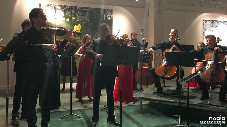 Na scenie, na szczecińskiej Łasztowni Baltic Neopolis Orchestra wystąpi ze znakomitym skrzypkiem Vasko Vassilevem. Fot. Małgorzata Frymus [Radio Szczecin]