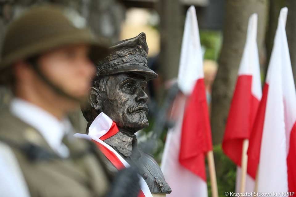 Ta uroczystość przypada w ważnym momencie - w stulecie odzyskania przez Polskę niepodległości - mówił prezydent Andrzej Duda odsłaniając w Jurczycach w Małopolsce popiersie generała Józefa Hallera. Fot. twitter.com/prezydentpl