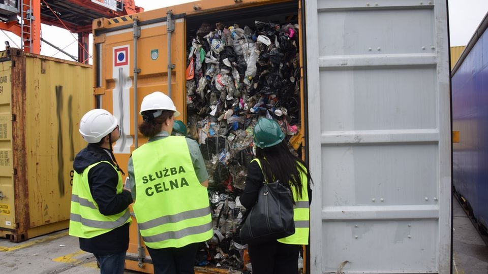 Transport odpadów, tzw. "spoza listy" wymaga uprzedniej zgody Głównego Inspektoratu Ochrony Środowiska. Kontenery są zatrzymane w porcie. Mają wrócić do nadawców. źródło: http://www.pomorskie.kas.gov.pl/