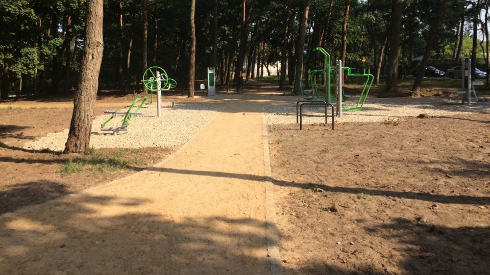 W parku powstały nowe alejki, ustawiono ławki i kosze na śmieci. źródło: ZUK