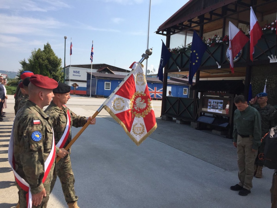 W trakcie spotkania z żołnierzami rozmawiał z dowódcą misji. Szef MON podziękował polskim żołnierzom za służbę w Bośni i Hercegowinie. Fot. twitter.com/MON_GOV_PL