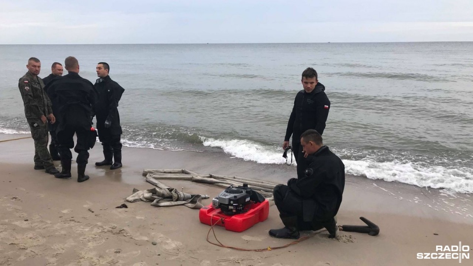 Trwa akcja wydobywania bomb z morskiego brzegu na kołobrzeskim osiedlu Podczele. Fot. Przemysław Polanin [Radio Szczecin]