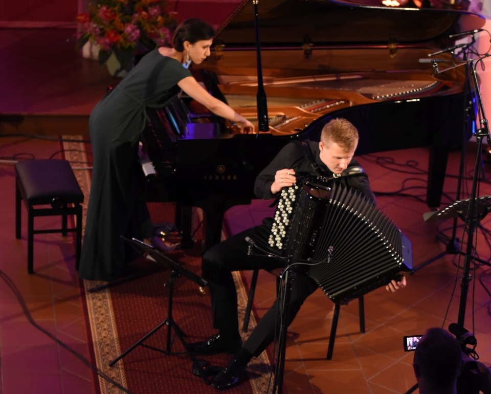 Julia Wolańska-Gajda - pianistka i Michał Gajda - akordeonista na XIV Międzynarodowym Festiwalu Sacrum Non Profanum w Trzęsaczu. Fot. Jan Olczak
