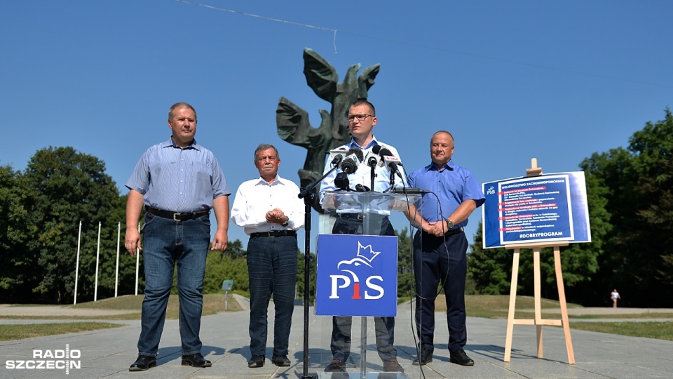 Mamy program i dotrzymujemy słowa - mówili w czwartek politycy Prawa i Sprawiedliwości. Podczas konferencji prasowej w Szczecinie zaprezentowali pięć priorytetowych założeń dla województwa zachodniopomorskiego. Fot. Łukasz Szełemej [Radio Szczecin]