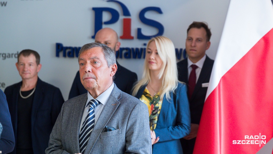 Radna przekazuje poparcie Bartłomiejowi Sochańskiemu z PiS-u z racji skutecznego działania tej partii w parlamencie. Fot. Robert Stachnik [Radio Szczecin]