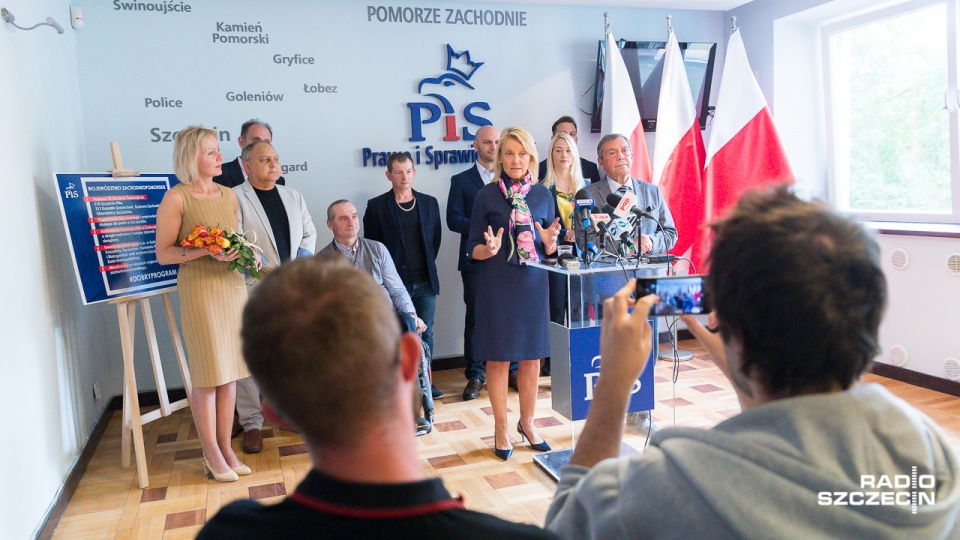 Wylicza błędy Platformy Obywatelskiej w sejmiku i prosi wyborców o poparcie kandydata na prezydenta Szczecina Bartłomieja Sochańskiego z Prawa i Sprawiedliwości. Małgorzata Jacyna-Witt startuje z kampanią wyborczą. Fot. Robert Stachnik [Radio Szczecin]