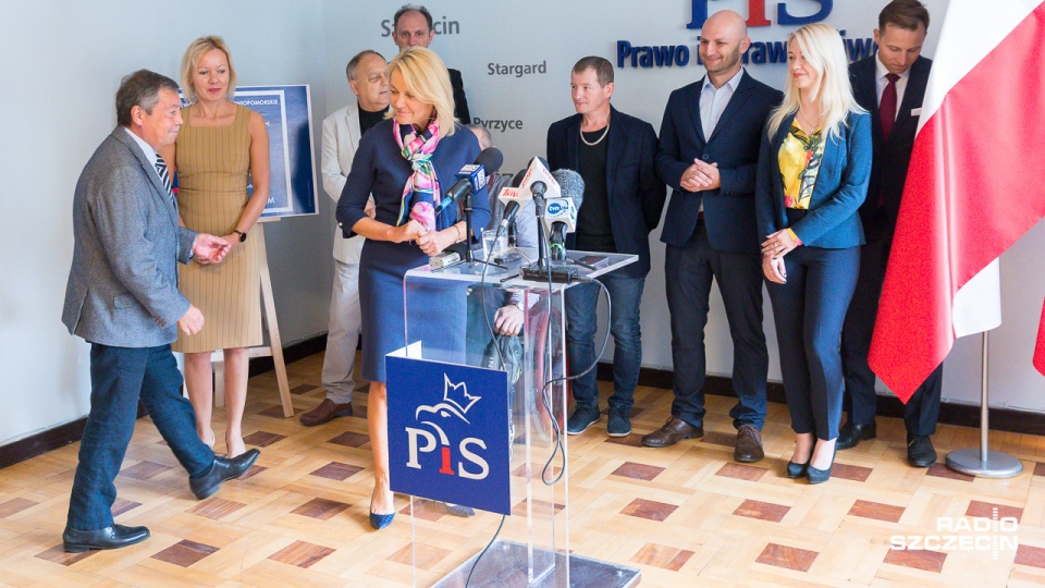 Radna przekazuje poparcie Bartłomiejowi Sochańskiemu z PiS-u z racji skutecznego działania tej partii w parlamencie. Fot. Robert Stachnik [Radio Szczecin]
